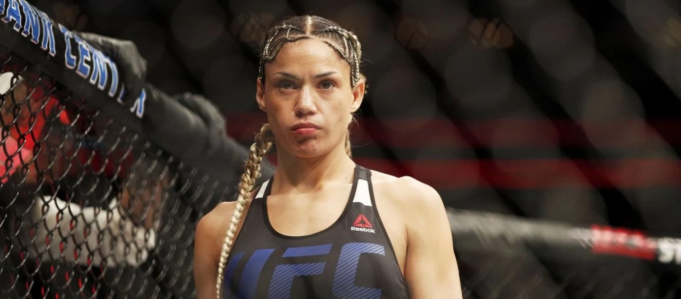 Πασίγνωστη αθλήτρια του ΜΜΑ είδε την πόρτα της εξόδου σε γυμναστήριο επειδή κατέβασε το κολάν της (βίντεο)